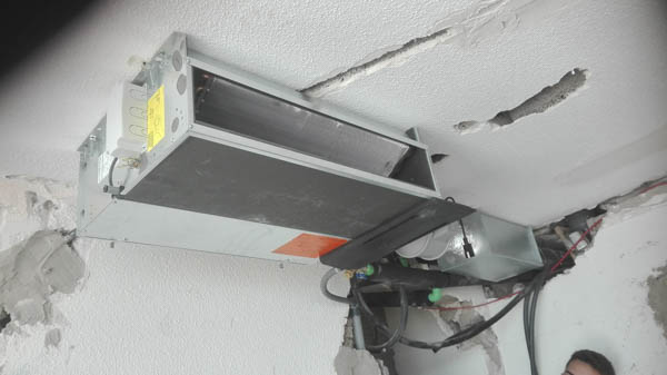 Instalación en proceso del aire acondicionado donde se ve toda la estructura interior de la máquina