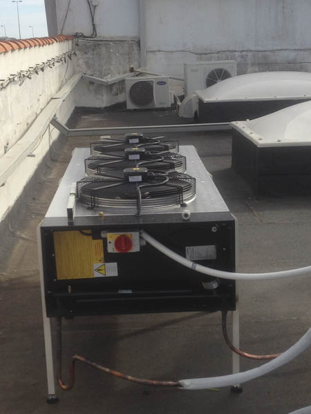 Instalación de aire acondicionado en la azotea de un particular