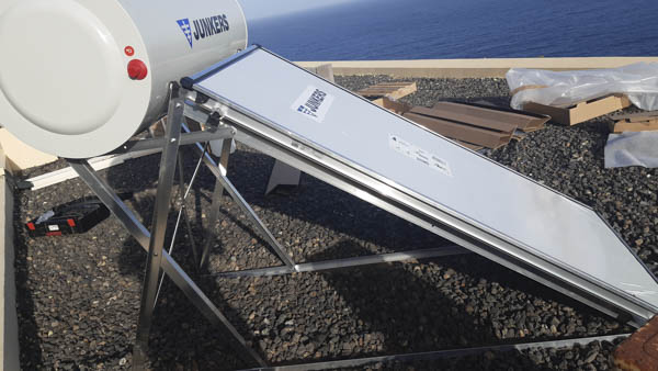 Panel solar térmico Junkers en azotea con vistas al mar