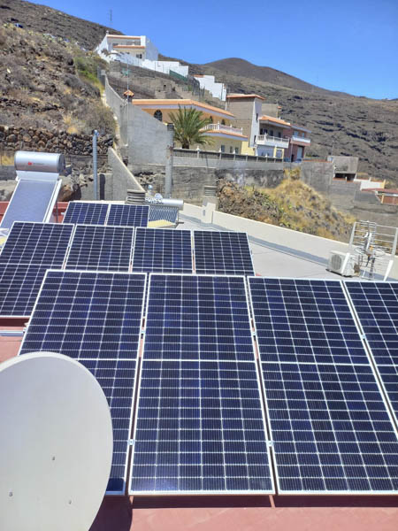 Paneles solares fotovoltaicos en azotea