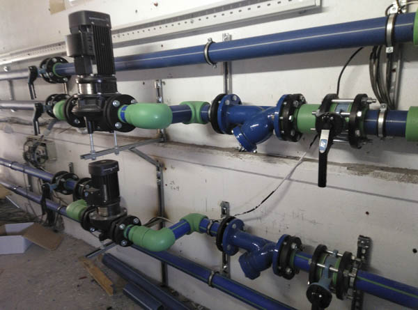 Instalaciones de fontanería, tubos azules y verdes