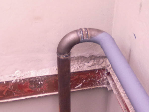 Tubería curva en una curva a medio pintar