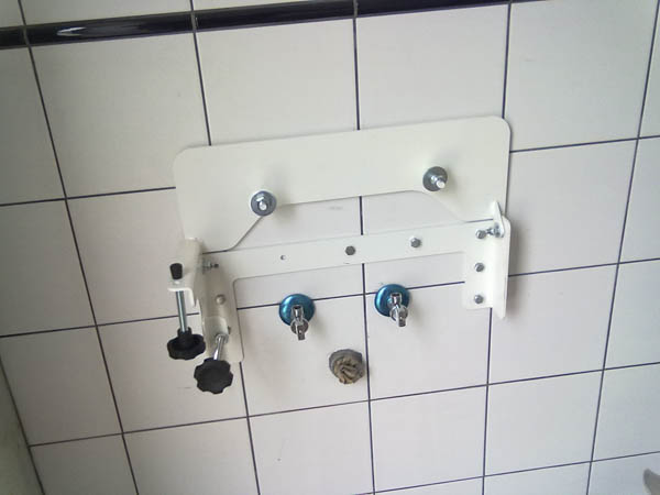 Instalación de soportes en azulejos de porcelana